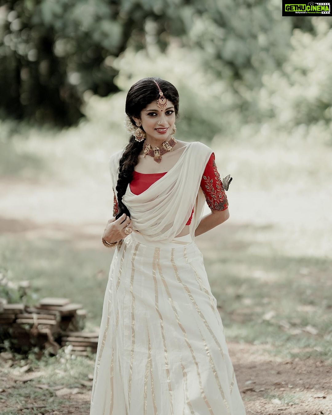 Shruthi Rajanikanth Instagram - Happy and prosperous onam to all πΎπ»π± πΈ @athuldev._ Mua @nobles_makeover Ornaments @adorebypriyanka Styled by @styledbysavu Colouring @the_______survivor Hill Palace Museum