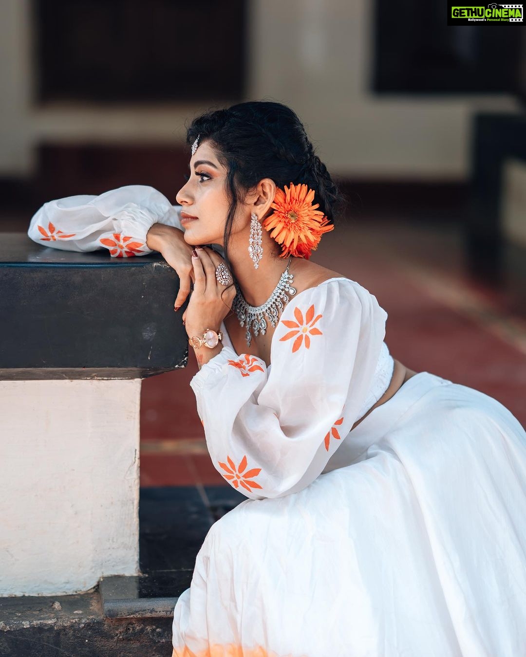 Shruthi Rajanikanth Instagram - 🌻🌻 📸 @picstory_josecharles Mua @ftvsalon.mgroad.kochi @makeupartist_preetkaur Costume @rohinis.designs Ornaments @parakkat_jewels Ernakulam district