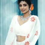 Shruthi Rajanikanth Instagram - Witness the stunning transformation of @shruthi_rajanikanth, where makeup and outfit seamlessly merge to create a look that's simply enchanting! 𝐁𝐨𝐨𝐤 𝐲𝐨𝐮𝐫 𝐚𝐩𝐩𝐨𝐢𝐧𝐭𝐦𝐞𝐧𝐭𝐬 𝐚𝐭 +𝟗𝟏 𝟖𝟎𝟖𝟗𝟎 𝟔𝟗𝟗𝟗𝟔. . . #FTVSalon #Makeover #OnamOutfit #BeautySalon #Onam