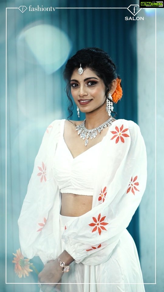 Shruthi Rajanikanth Instagram - Witness the stunning transformation of @shruthi_rajanikanth, where makeup and outfit seamlessly merge to create a look that's simply enchanting! ๐๐จ๐จ๐ค ๐ฒ๐จ๐ฎ๐ซ ๐๐ฉ๐ฉ๐จ๐ข๐ง๐ญ๐ฆ๐๐ง๐ญ๐ฌ ๐๐ญ +๐๐ ๐๐๐๐๐ ๐๐๐๐๐. . . #FTVSalon #Makeover #OnamOutfit #BeautySalonย #Onam