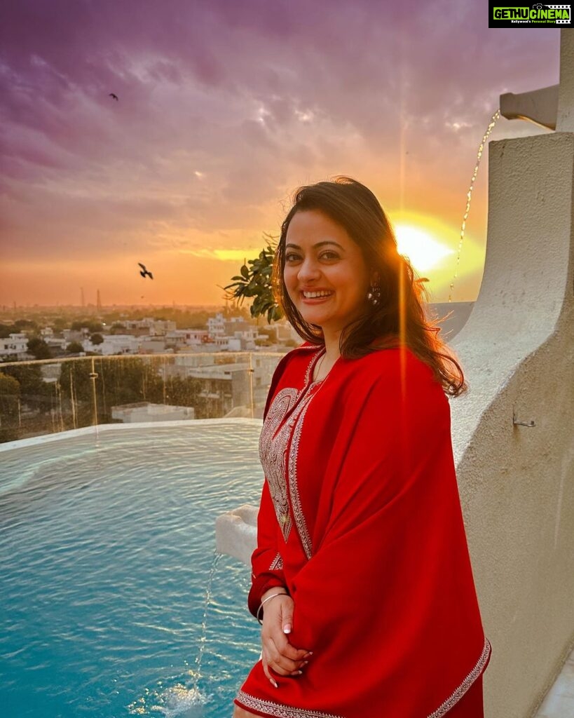 Shruti Sodhi Instagram - Big laughs…where the mouth just hangs open and all teeth are bare are the best kinds😁so here goes a #throwbackthursday moment from a fine evening during a fine sunset wearing fine clothes and a big fine laugh💕#shrutisodhi #heartisfull