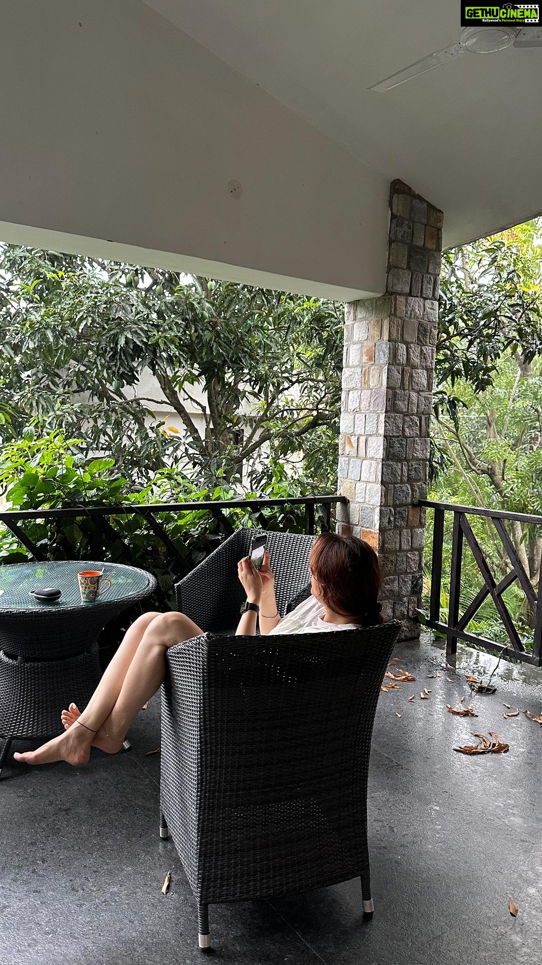 Shruti Sodhi Instagram - बरसात की एक शाम, इन सुकून भरे लम्हों के नाम 🌧️ ❤️#shrutisodhi #travel #rainyday #meditative #nature Jim Corbett