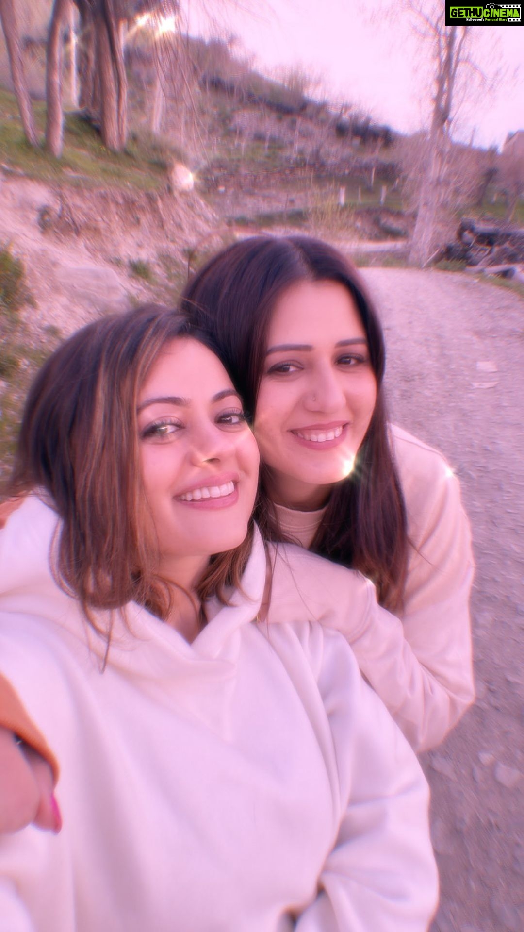 Shruti Sodhi Instagram - Ek main aur ekk tu π―ββοΈ . . . #bff #throwback #mountain #traveldiaries #fun #crazy π§Ώπͺ¬ Jispa, Himachal Pradesh, India