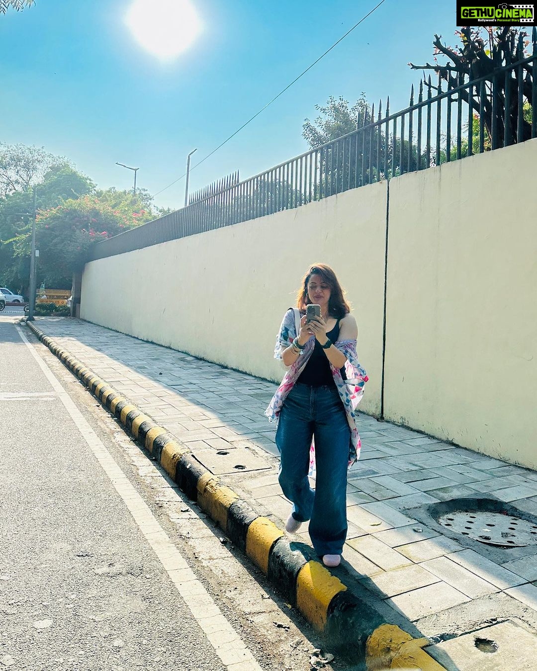 Shruti Sodhi Instagram - An over excited human was spotted doing dilli darshan and getting clicked on the city roads😅💖🤠#shrutisodhi #delhi