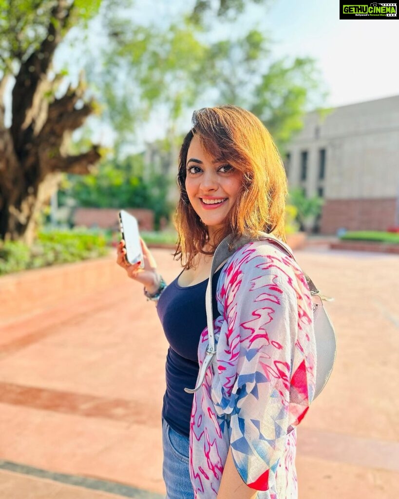Shruti Sodhi Instagram - An over excited human was spotted doing dilli darshan and getting clicked on the city roads😅💖🤭 #shrutisodhi #delhi