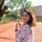 Shruti Sodhi Instagram – An over excited human was spotted doing dilli darshan and getting clicked on the city roads😅💖🤭 #shrutisodhi #delhi