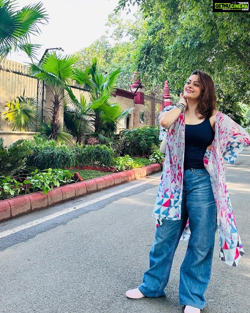 Shruti Sodhi Instagram - An over excited human was spotted doing dilli darshan and getting clicked on the city roads😅💖🤭 #shrutisodhi #delhi