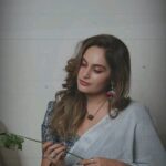 Shrutika Instagram - The softest linen u can ever find😍😍its a challenge🤗...which pleats on its own..u really don't have to set it...u drape it anyway it will jus sit rite n place...and comfort that cannot be explained in words I must say!!! Costume @thariibyshrutika Reel @artz_by_sathish #linen #linensarees #indianwear #saree #sareelove #khabikhabi #oldsongs #melodies #songs #music #reelsinstagram #reels #reelsinsta #instafashion #instagood #instagram #amitabhbachchan #latamangeshkar
