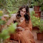 Shrutika Instagram - Khoobsurat faces is the name of this favourite saree of mine!! Now sarees have become the most casual,classy,hot,smart,elegant thing to wear ...our very own indian attire!! we have remade only a few pieces of this design just for u...due to high demand restocked only few !! Costume @thariibyshrutika Reel @artz_by_sathish #ilayaraja #tamil #tamilsongs #tamiloldsongs #retro #music #saree #sareelove #trending #indianwear #india #love #elegant #smart #casual #outfit #bride #instareels #instagram #instafashion #reels #reelsfeelit #instagood