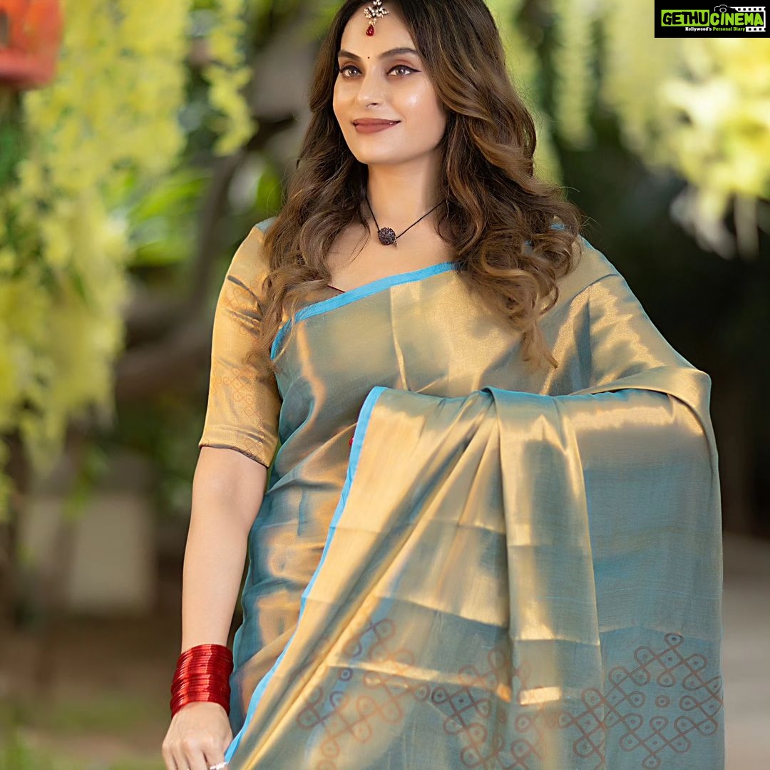 Shrutika Instagram - In these These 8 pictures are My most favourite festive collection in adorable shades of the softest light weight tissue sarees with a story on its pallu lifts my mood instantly to welcome this festive season 🤩 Saree & blouse @thariibyshrutika Jewelry @chettinad_creations @shrishti__jewels Photography @artz_by_sathish Post work @shot_by_panneer #saree #festival #instagood #picoftheday