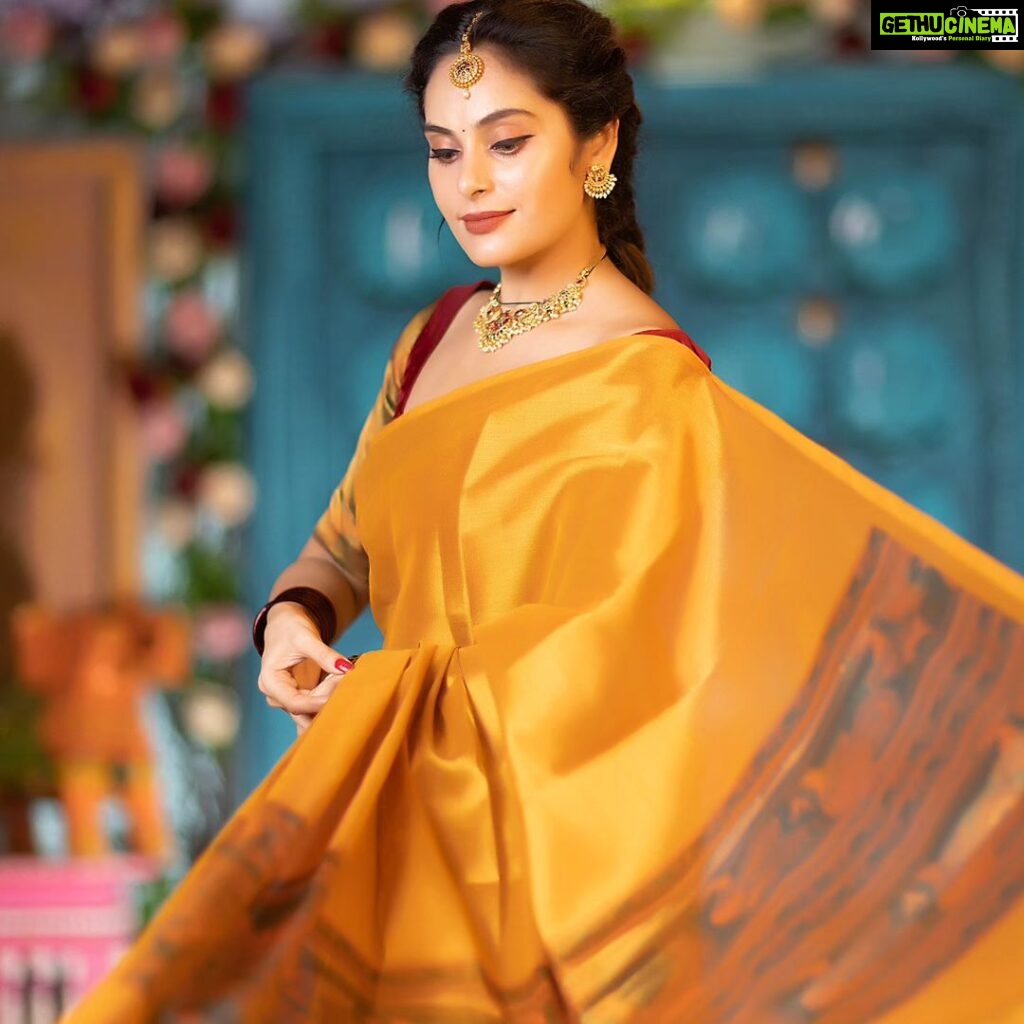 Shrutika Instagram - In these These 8 pictures are My most favourite festive collection in adorable shades of the softest light weight tissue sarees with a story on its pallu lifts my mood instantly to welcome this festive season 🤩 Saree & blouse @thariibyshrutika Jewelry @chettinad_creations @shrishti__jewels Photography @artz_by_sathish Post work @shot_by_panneer #saree #festival #instagood #picoftheday