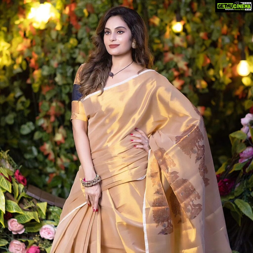 Shrutika Instagram - In these These 8 pictures are My most favourite festive collection in adorable shades of the softest light weight tissue sarees with a story on its pallu lifts my mood instantly to welcome this festive season 🤩 Saree & blouse @thariibyshrutika Jewelry @chettinad_creations @shrishti__jewels Photography @artz_by_sathish Post work @shot_by_panneer #saree #festival #instagood #picoftheday