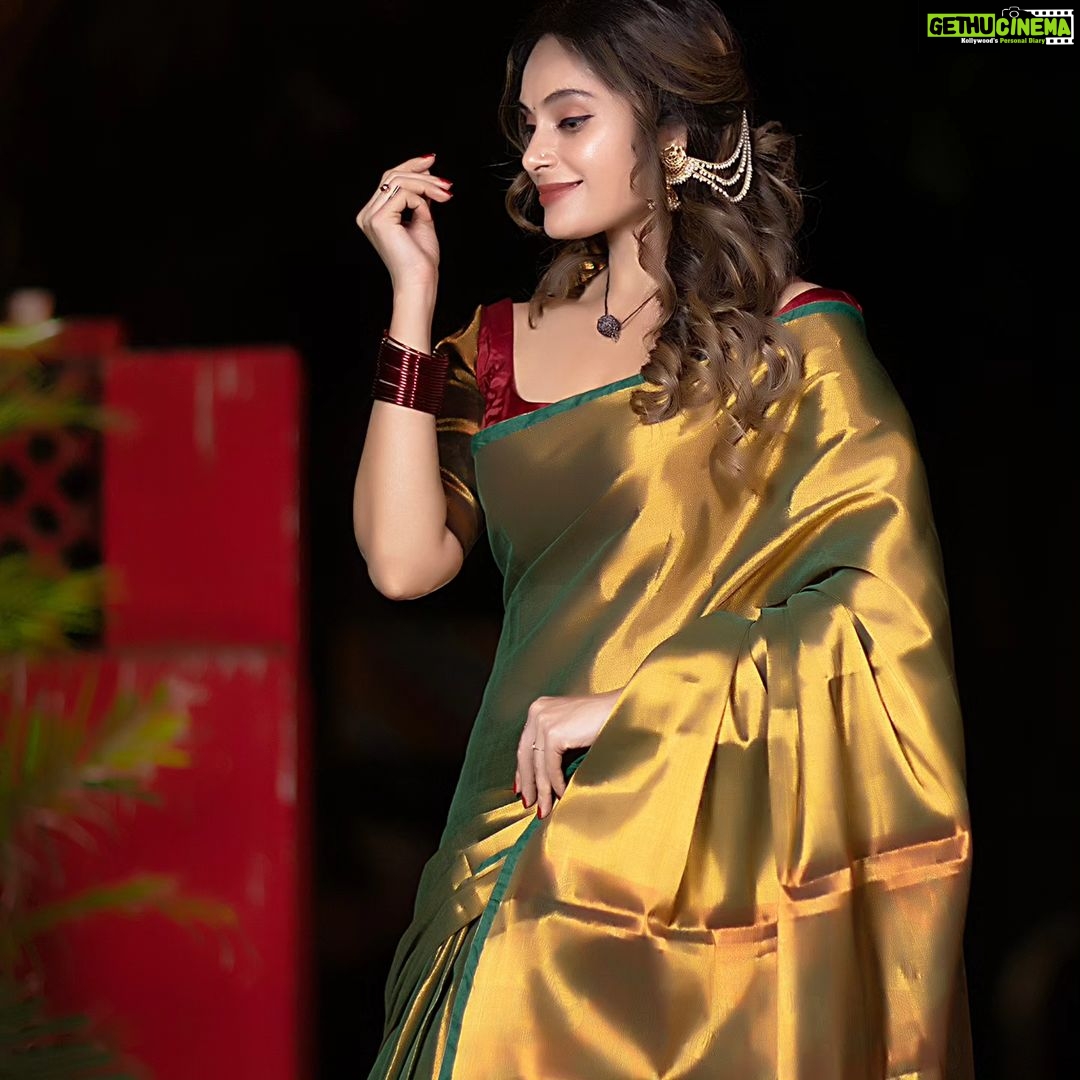 Shrutika Instagram - In these These 8 pictures are My most favourite festive collection in adorable shades of the softest light weight tissue sarees with a story on its pallu lifts my mood instantly to welcome this festive season 🤩 Saree & blouse @thariibyshrutika Jewelry @chettinad_creations @shrishti__jewels Photography @artz_by_sathish Post work @shot_by_panneer #saree #festival #instagood #picoftheday