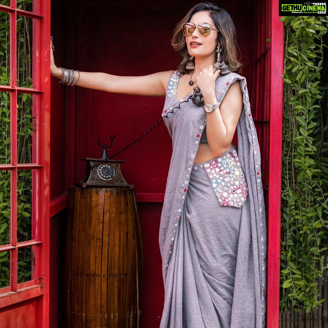 Shrutika Instagram - Costume : saree blouse and mirror work pocket @thariibyshrutika Photography @artz_by_sathish Postwork @shiva_soundarrajan This chamakta aina saree with a mirror work pocket where I kept my phn n wallet was of so much comfort n style !! #saree #sareelove #pocket #mirrorwork #mirrorworkblouse #jhumka #whatjhumka #aliabhatt #ranveersingh #rockyaurranikipremkahani #bollywood #karanjohar #instafashion #instagram #instagood #instapost #instalike #indiancinema #indianwear #handloom #ethinicwear #shades #grey #chill #love