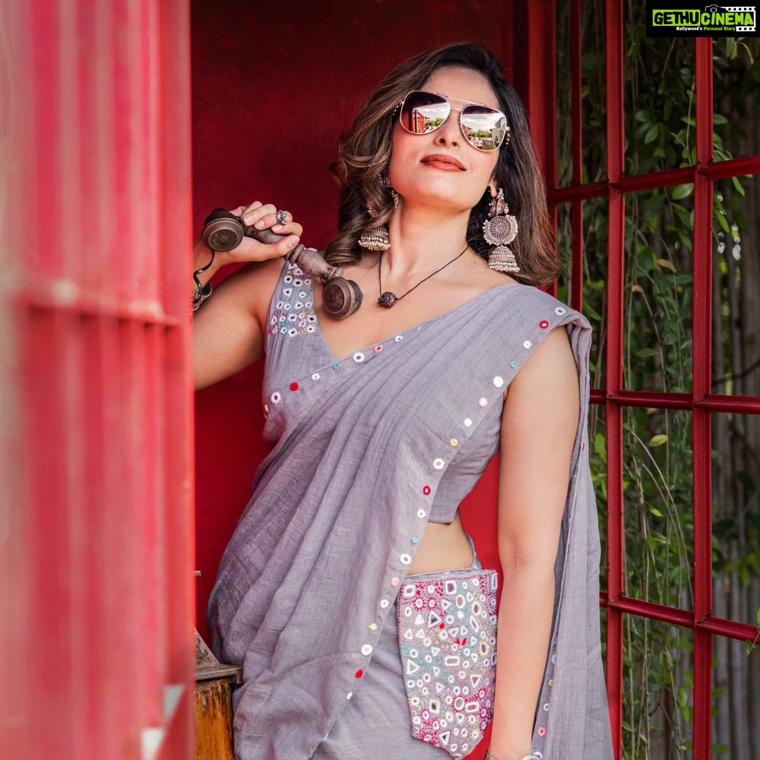 Shrutika Instagram - Costume : saree blouse and mirror work pocket @thariibyshrutika Photography @artz_by_sathish Postwork @shiva_soundarrajan This chamakta aina saree with a mirror work pocket where I kept my phn n wallet was of so much comfort n style !! #saree #sareelove #pocket #mirrorwork #mirrorworkblouse #jhumka #whatjhumka #aliabhatt #ranveersingh #rockyaurranikipremkahani #bollywood #karanjohar #instafashion #instagram #instagood #instapost #instalike #indiancinema #indianwear #handloom #ethinicwear #shades #grey #chill #love
