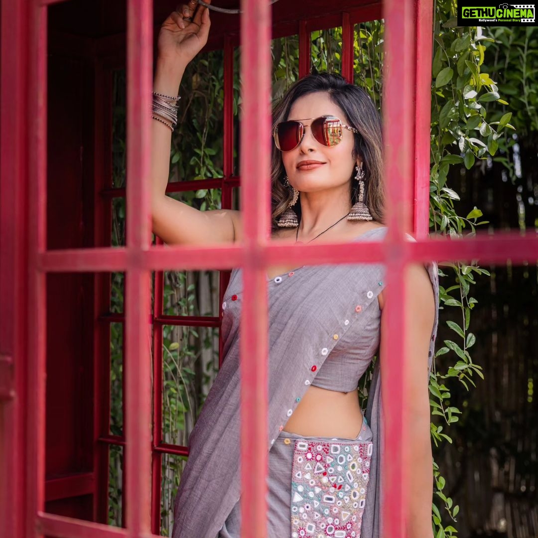 Shrutika Instagram - Costume : saree blouse and mirror work pocket @thariibyshrutika Photography @artz_by_sathish Postwork @shiva_soundarrajan This chamakta aina saree with a mirror work pocket where I kept my phn n wallet was of so much comfort n style !! #saree #sareelove #pocket #mirrorwork #mirrorworkblouse #jhumka #whatjhumka #aliabhatt #ranveersingh #rockyaurranikipremkahani #bollywood #karanjohar #instafashion #instagram #instagood #instapost #instalike #indiancinema #indianwear #handloom #ethinicwear #shades #grey #chill #love