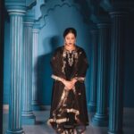 Shubhaavi Choksey Instagram - गुलाब जैसी तेरी यादें , जो हवा चली तो महक उठे हम । Photographed : @shotbyrohitdey Makeup and Hair: @amuthevar Styled : @jaferalimunshi Outfit: @aachho PR courtesy for look : @dinky_nirh PR : @oceanmediapr Location : @setsinthecity.in #indianwear #photography #simplicity #2023