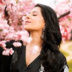 Shubhaavi Choksey Instagram - “Happiness held is the seed; Happiness shared is the flower “ John Harrigan Photographed : @shotbyrohitdey Makeup and Hair: @amuthevar Styled : @jaferalimunshi Outfit: @aachho PR courtesy for look : @dinky_nirh PR : @oceanmediapr Location : @setsinthecity.in #indianwear #photography #simplicity #2023