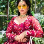 Shubhaavi Choksey Instagram - Jab aankhon main ho kashish, Aur kaala teeka lagana bhool gaye… Toh buri nazron se se bachne ke liye, unhe thoda chipaana toh padega hee … Photographed : @shotbyrohitdey Makeup and Hair: @amuthevar Styled : @reemasshah Outfit: @aachho Jewelry: @gbs_gehna PR courtesy for look : @dinky_nirh PR : @oceanmediapr Location : @setsinthecity.in #glamour #style #ownit #bodypositive #2023