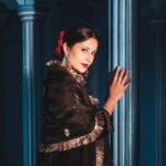Shubhaavi Choksey Instagram - Mohabbat toh hum karte hain… Par yeh humaari haqiqat hai ki duniya se zyaada hum apne aapse mohabbat thodi zyaada karte hain… Photographed : @shotbyrohitdey Makeup and Hair: @amuthevar Styled : @jaferalimunshi Outfit: @aachho PR courtesy for look : @dinky_nirh PR : @oceanmediapr Location : @setsinthecity.in #indianwear #photography #simplicity #2023