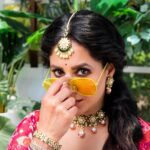Shubhaavi Choksey Instagram - Jab aankhon main ho kashish, Aur kaala teeka lagana bhool gaye… Toh buri nazron se se bachne ke liye, unhe thoda chipaana toh padega hee … Photographed : @shotbyrohitdey Makeup and Hair: @amuthevar Styled : @reemasshah Outfit: @aachho Jewelry: @gbs_gehna PR courtesy for look : @dinky_nirh PR : @oceanmediapr Location : @setsinthecity.in #glamour #style #ownit #bodypositive #2023