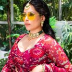 Shubhaavi Choksey Instagram - Jab aankhon main ho kashish, Aur kaala teeka lagana bhool gaye… Toh buri nazron se se bachne ke liye, unhe thoda chipaana toh padega hee … Photographed : @shotbyrohitdey Makeup and Hair: @amuthevar Styled : @reemasshah Outfit: @aachho Jewelry: @gbs_gehna PR courtesy for look : @dinky_nirh PR : @oceanmediapr Location : @setsinthecity.in #glamour #style #ownit #bodypositive #2023