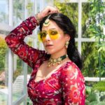 Shubhaavi Choksey Instagram - Jab aankhon main ho kashish, Aur kaala teeka lagana bhool gaye… Toh buri nazron se se bachne ke liye, unhe thoda chipaana toh padega hee … Photographed : @shotbyrohitdey Makeup and Hair: @amuthevar Styled : @reemasshah Outfit: @aachho Jewelry: @gbs_gehna PR courtesy for look : @dinky_nirh PR : @oceanmediapr Location : @setsinthecity.in #glamour #style #ownit #bodypositive #2023
