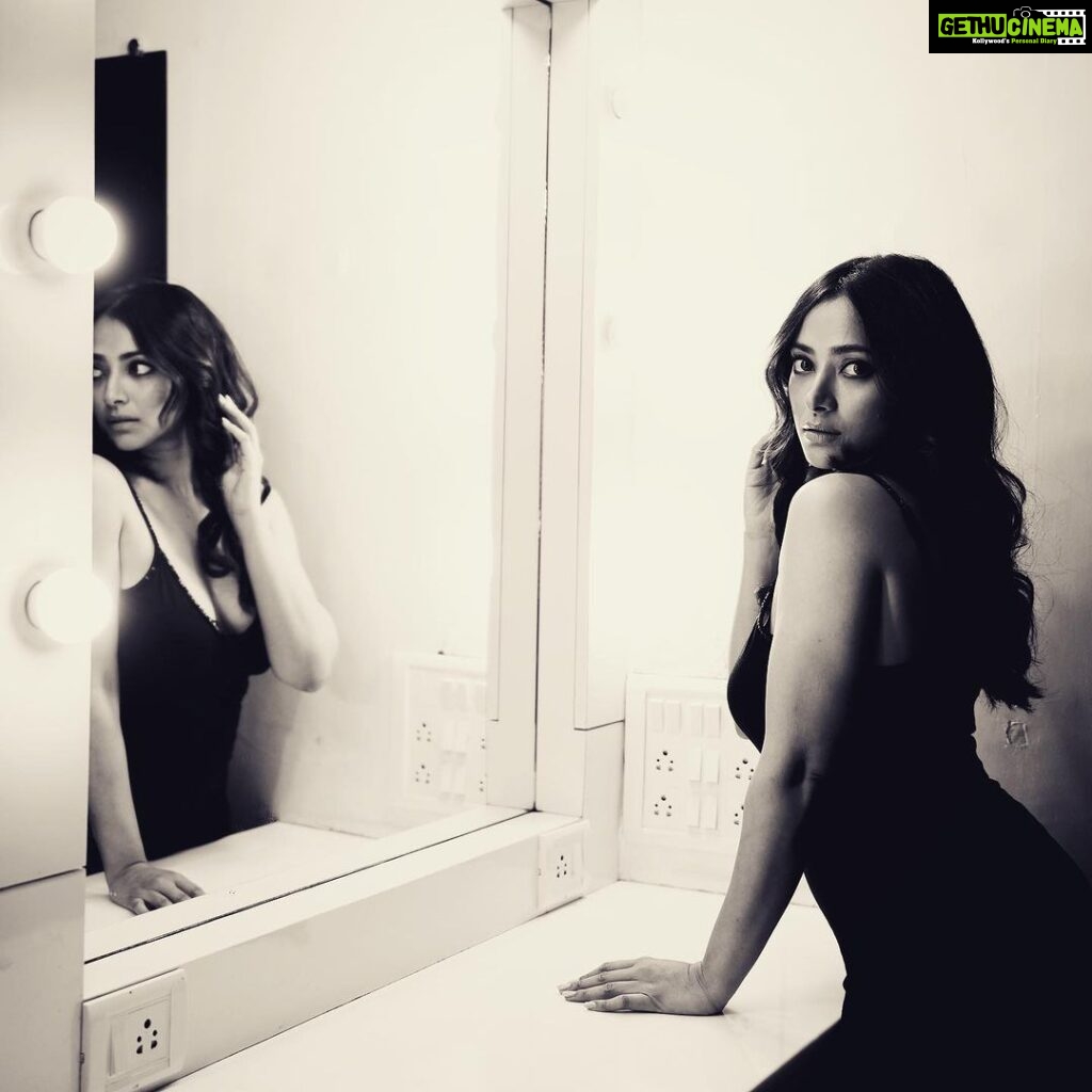 Shweta Basu Prasad Instagram - Mirror mirror 📸 @iamwolfienair Hair @nilofarzkhan 👗 @kazowoman