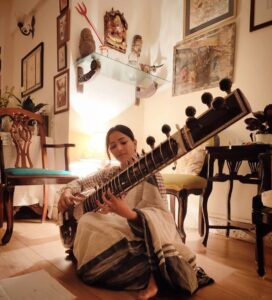 Shweta Basu Prasad Instagram - HAPPY WORLD MUSIC DAY . . Music is said to be the language of the Gods, the proof of life and an art form that transcends religions, nationalities, race and time. May all your lives be filled with music each day ❤️ . I started learning the sitar when I was 18 and my first sitar teacher, T Sriram ji, would make me practice sa re ga ma pa dha nee sa (sargam and other sargam exercises) for weeks. After months of playing only sargam on my sitar, one day, the impatient teenage in me asked him when will we get to the melodies and play actual music, going past these exercises? He looked at me gently with a smiled and said, “get your Sa right first.” It’s something that has stayed with me as a life lesson. Sa, the first note of music is like the grammer you learn before forming a sentence, the basic before music. Sa taught me patience and how to listen. Sa is discipline. . . Post: 1 and 2 @victoglyphix 3 raag Bihaag @valarchorpolice17 (All three from music get together last year at Dipa aunty’s house @dipa.demotwane ) 4, 5, 6 and 7 some months ago, when I got my sitar strings changed. . . #music #sitar #classicalmusic #worldmusicday