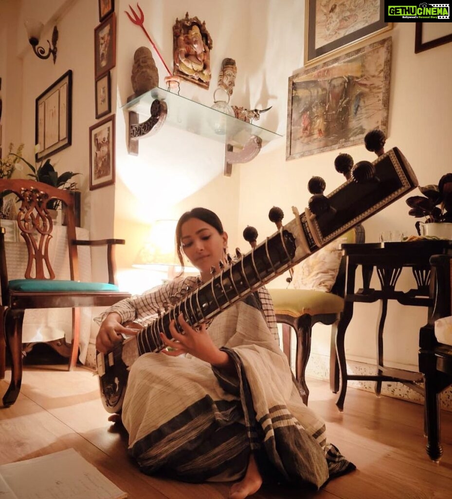 Shweta Basu Prasad Instagram - HAPPY WORLD MUSIC DAY . . Music is said to be the language of the Gods, the proof of life and an art form that transcends religions, nationalities, race and time. May all your lives be filled with music each day ❤️ . I started learning the sitar when I was 18 and my first sitar teacher, T Sriram ji, would make me practice sa re ga ma pa dha nee sa (sargam and other sargam exercises) for weeks. After months of playing only sargam on my sitar, one day, the impatient teenage in me asked him when will we get to the melodies and play actual music, going past these exercises? He looked at me gently with a smiled and said, “get your Sa right first.” It’s something that has stayed with me as a life lesson. Sa, the first note of music is like the grammer you learn before forming a sentence, the basic before music. Sa taught me patience and how to listen. Sa is discipline. . . Post: 1 and 2 @victoglyphix 3 raag Bihaag @valarchorpolice17 (All three from music get together last year at Dipa aunty’s house @dipa.demotwane ) 4, 5, 6 and 7 some months ago, when I got my sitar strings changed. . . #music #sitar #classicalmusic #worldmusicday