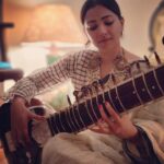 Shweta Basu Prasad Instagram - HAPPY WORLD MUSIC DAY . . Music is said to be the language of the Gods, the proof of life and an art form that transcends religions, nationalities, race and time. May all your lives be filled with music each day ❤️ . I started learning the sitar when I was 18 and my first sitar teacher, T Sriram ji, would make me practice sa re ga ma pa dha nee sa (sargam and other sargam exercises) for weeks. After months of playing only sargam on my sitar, one day, the impatient teenage in me asked him when will we get to the melodies and play actual music, going past these exercises? He looked at me gently with a smiled and said, “get your Sa right first.” It’s something that has stayed with me as a life lesson. Sa, the first note of music is like the grammer you learn before forming a sentence, the basic before music. Sa taught me patience and how to listen. Sa is discipline. . . Post: 1 and 2 @victoglyphix 3 raag Bihaag @valarchorpolice17 (All three from music get together last year at Dipa aunty’s house @dipa.demotwane ) 4, 5, 6 and 7 some months ago, when I got my sitar strings changed. . . #music #sitar #classicalmusic #worldmusicday