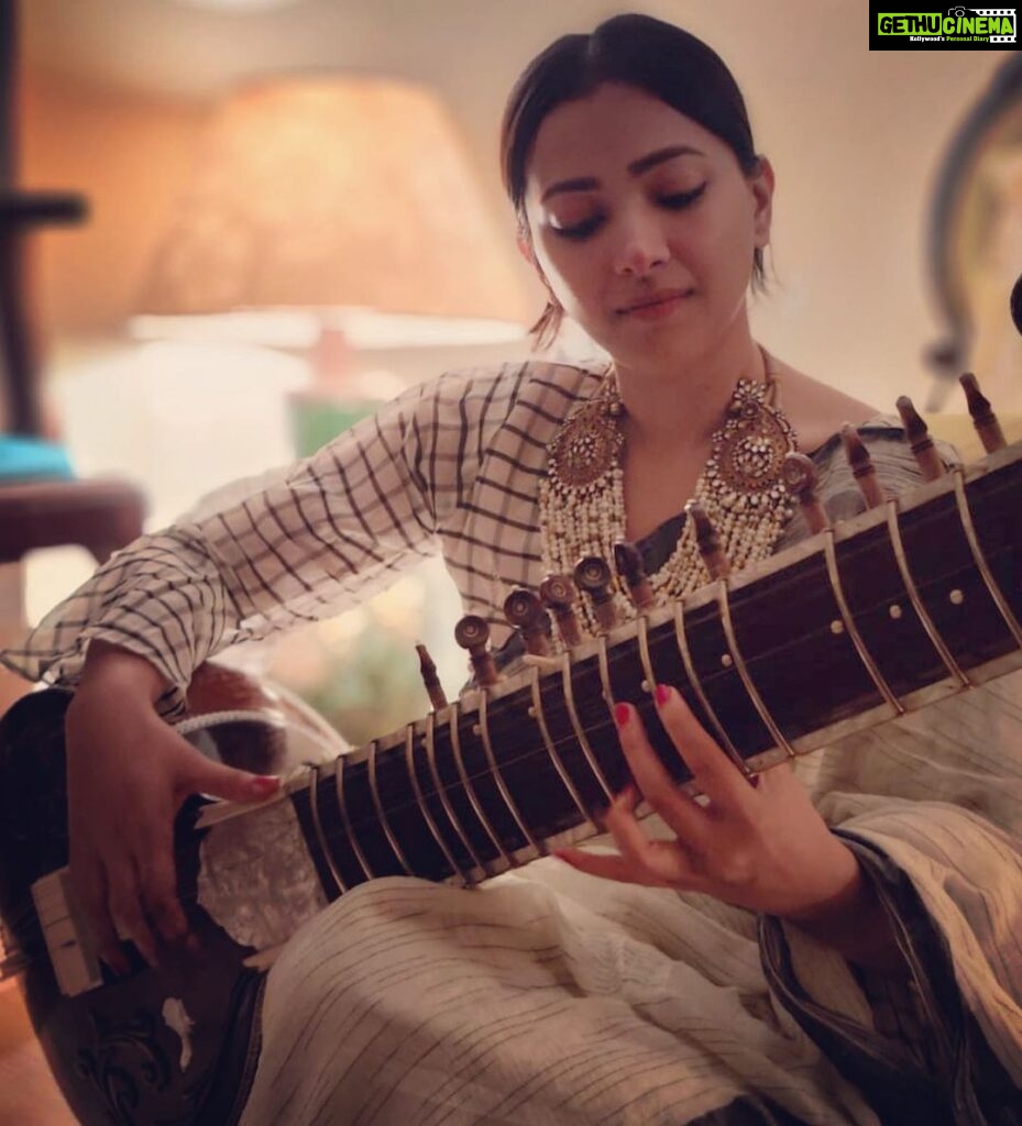 Shweta Basu Prasad Instagram - HAPPY WORLD MUSIC DAY . . Music is said to be the language of the Gods, the proof of life and an art form that transcends religions, nationalities, race and time. May all your lives be filled with music each day ❤️ . I started learning the sitar when I was 18 and my first sitar teacher, T Sriram ji, would make me practice sa re ga ma pa dha nee sa (sargam and other sargam exercises) for weeks. After months of playing only sargam on my sitar, one day, the impatient teenage in me asked him when will we get to the melodies and play actual music, going past these exercises? He looked at me gently with a smiled and said, “get your Sa right first.” It’s something that has stayed with me as a life lesson. Sa, the first note of music is like the grammer you learn before forming a sentence, the basic before music. Sa taught me patience and how to listen. Sa is discipline. . . Post: 1 and 2 @victoglyphix 3 raag Bihaag @valarchorpolice17 (All three from music get together last year at Dipa aunty’s house @dipa.demotwane ) 4, 5, 6 and 7 some months ago, when I got my sitar strings changed. . . #music #sitar #classicalmusic #worldmusicday