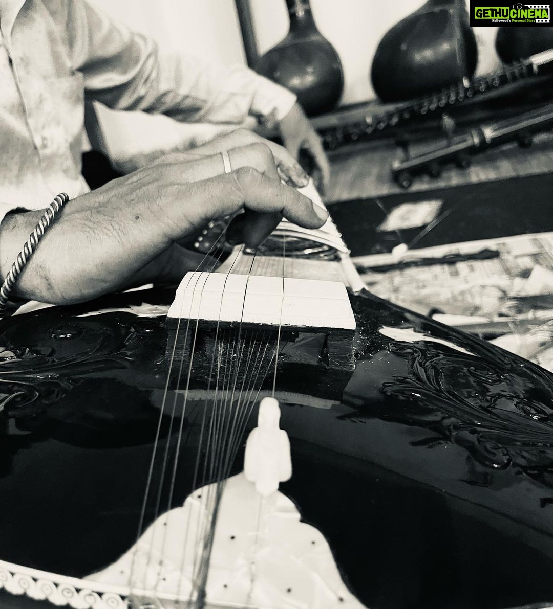 Shweta Basu Prasad Instagram - HAPPY WORLD MUSIC DAY . . Music is said to be the language of the Gods, the proof of life and an art form that transcends religions, nationalities, race and time. May all your lives be filled with music each day ❤️ . I started learning the sitar when I was 18 and my first sitar teacher, T Sriram ji, would make me practice sa re ga ma pa dha nee sa (sargam and other sargam exercises) for weeks. After months of playing only sargam on my sitar, one day, the impatient teenage in me asked him when will we get to the melodies and play actual music, going past these exercises? He looked at me gently with a smiled and said, “get your Sa right first.” It’s something that has stayed with me as a life lesson. Sa, the first note of music is like the grammer you learn before forming a sentence, the basic before music. Sa taught me patience and how to listen. Sa is discipline. . . Post: 1 and 2 @victoglyphix 3 raag Bihaag @valarchorpolice17 (All three from music get together last year at Dipa aunty’s house @dipa.demotwane ) 4, 5, 6 and 7 some months ago, when I got my sitar strings changed. . . #music #sitar #classicalmusic #worldmusicday