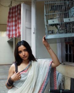 Shweta Basu Prasad Instagram - मेरे दो नयन चोर नहीं सजन..
तुमसे हि खोया होगा कहीं तुम्हारा मन..
जानेमन जानेमन जानेमन 🎶 
.
.
चलचित्र: छोटी सी बात 
निर्देशक: बासु चटर्जी
संगीत: सलील चौधरी
गीतकार/बोल: योगेश 
गायिका: आशा भोसले 
गायक: येसुदास
.
.
📸 @abeemanyousee