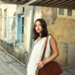 Shweta Basu Prasad Instagram - मेरे दो नयन चोर नहीं सजन.. तुमसे हि खोया होगा कहीं तुम्हारा मन.. जानेमन जानेमन जानेमन 🎶 . . चलचित्र: छोटी सी बात निर्देशक: बासु चटर्जी संगीत: सलील चौधरी गीतकार/बोल: योगेश गायिका: आशा भोसले गायक: येसुदास . . 📸 @abeemanyousee
