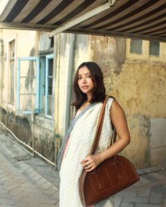 Shweta Basu Prasad Instagram - मेरे दो नयन चोर नहीं सजन..
तुमसे हि खोया होगा कहीं तुम्हारा मन..
जानेमन जानेमन जानेमन 🎶 
.
.
चलचित्र: छोटी सी बात 
निर्देशक: बासु चटर्जी
संगीत: सलील चौधरी
गीतकार/बोल: योगेश 
गायिका: आशा भोसले 
गायक: येसुदास
.
.
📸 @abeemanyousee