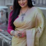 Shweta Menon Instagram - ഉത്രാടദിനാശംസകൾ 🌸 @shwetha_menon . #ajmalmthajphotography #reels #reelitfeelit #reelsinstagram #reelkarofeelkaro #reelsvideo #kerala #keralagram #keralareels #reelskerala #onam #onamsaree #onam2023 #shwethamenon