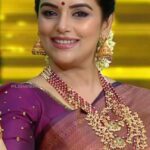 Shweta Menon Instagram - കുപ്പി കാലിയാക്കനേ അറിയൂ.... 😂 #shwethamenon #anopjhon #lakshminakshathra #anumolrskarthu #starmagic #starmagicfans #explore #instagram #reels #trending #mallu #mallugram #mallucomedy #mammotty #malayalamreels #malayalamcomedy #malayalamcinema #thuglife #Kerala