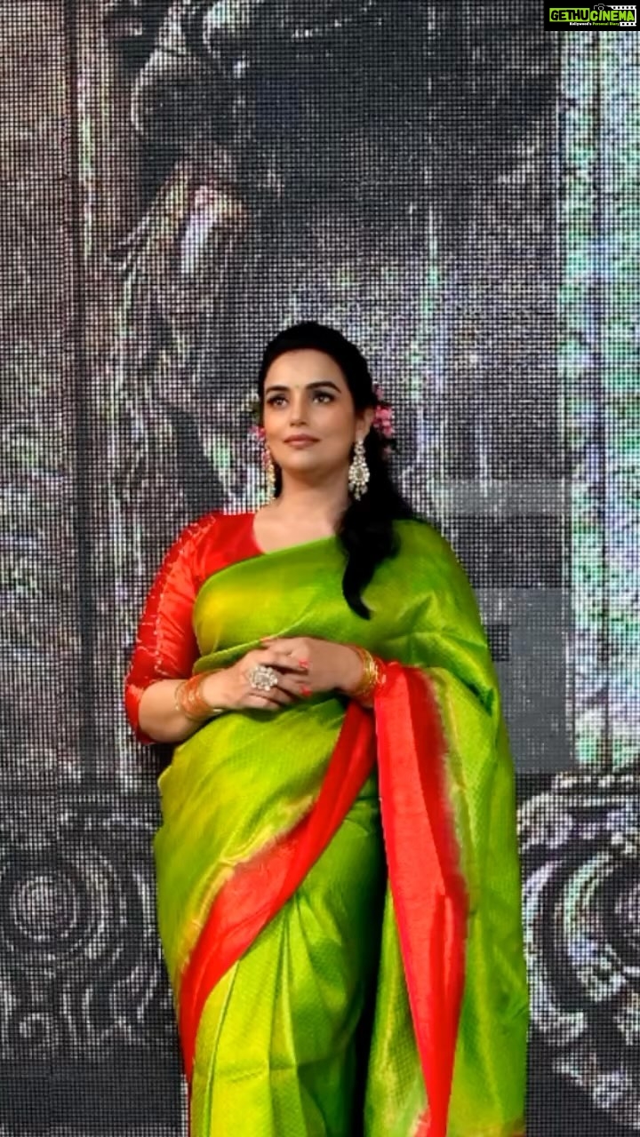 Shweta Menon Instagram - Stylist : @tharunya_vk Wardrobe: @sarees_wholesale_collection Accessories: @alameen_fashion_jewels MUA : @avinash_s_chetia