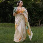 Shweta Menon Instagram - 🌼 Onam vibes 🌼 Stylist : @tharunya_vk Saree: @kerala_sarees_settu_mundu @khvasthra Blouse : @hasthra_designs Accessories: @happybeam.in MUA : @avinash_s_chetia Shots : @akhilprasob