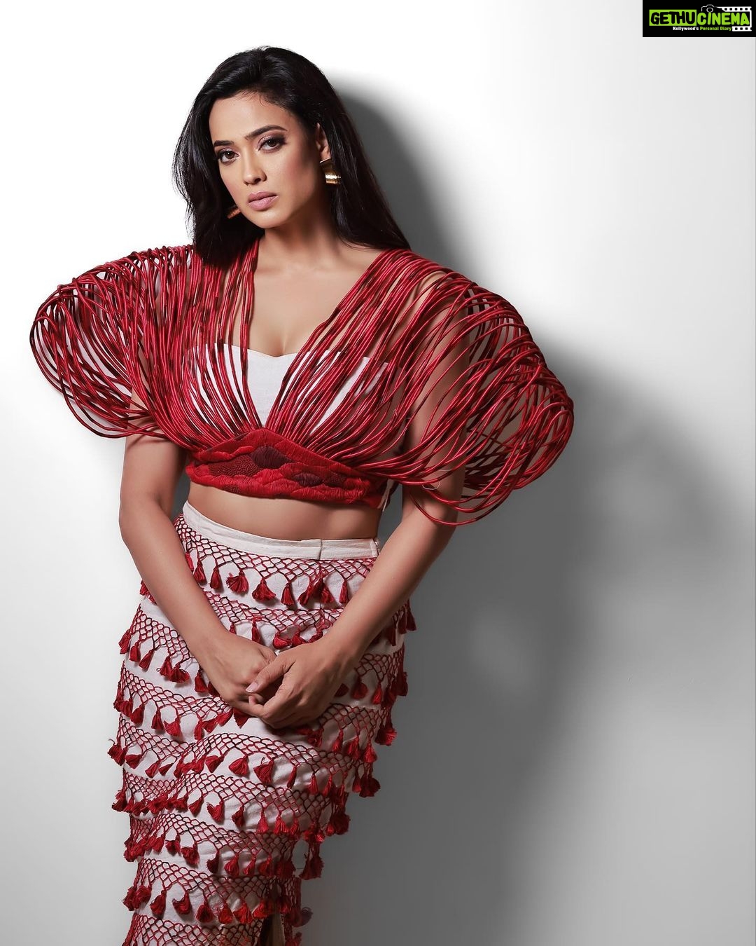 Shweta Tiwari Instagram - Outfit @shubhamkalaofficial Clicked by @amitkhannaphotography Styled by @stylingbyvictor @sohail__mughal___ Assisted by @janvijain123 Makeup @dishisanghvii Hair @nidhii.makeovers