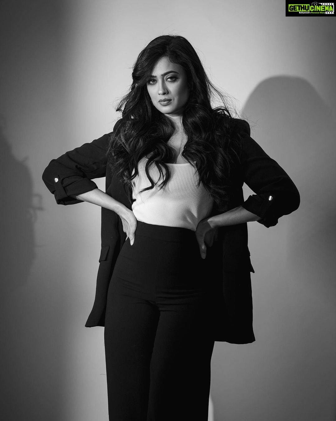 Shweta Tiwari Instagram - In the world of grey.. dare to be Black and white…. Shot by @deepak_das_photography @kakali_das_photography Styled by - @ananyaarora2013 Assisted by- __hitankshi MUH by- @jitinrathoreofficial Location- @backstage_mumbai Concept- @theboltpr