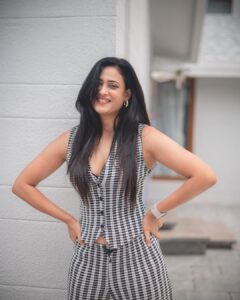 Shweta Tiwari Instagram - 🩶🩶🩶

@deepak_das_photography 
@stylingbyvictor 
@sohail__mughal___