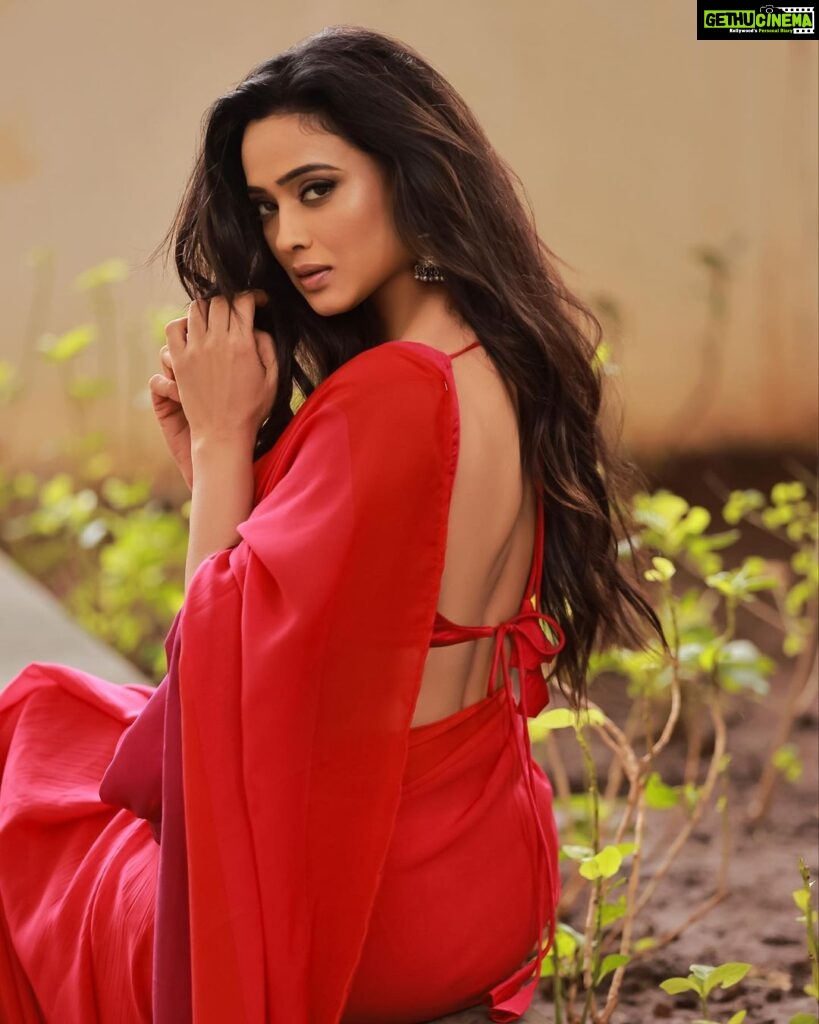 Shweta Tiwari Instagram - Clicked by @amitkhannaphotography Styled by @stylingbyvictor @sohail__mughal___ Assisted by @janvijain123 Earring @rubans.in Makeup @dishisanghvii Hair @nidhii.makeovers