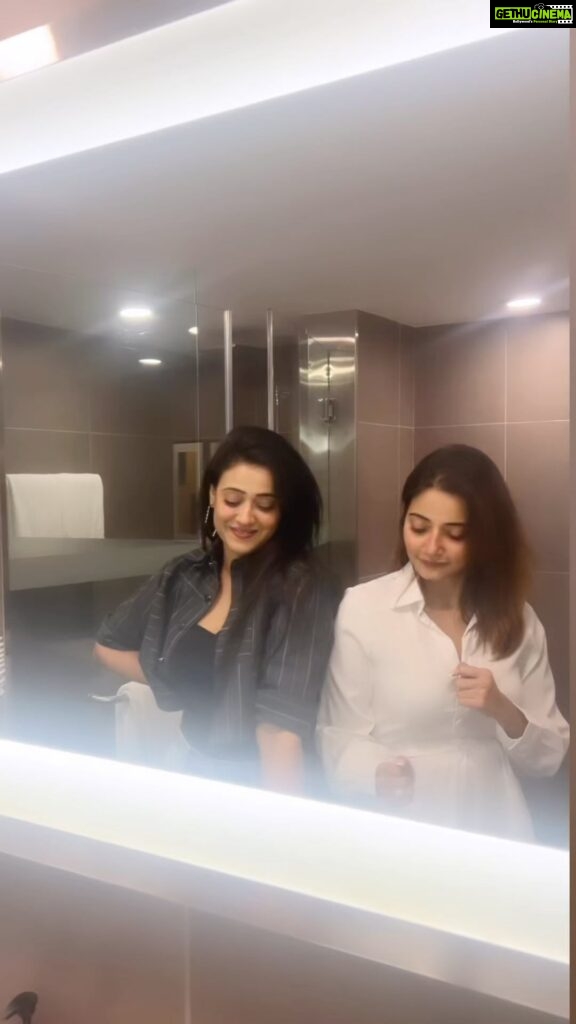 Shweta Tiwari Instagram - We are such good dancers, we only dance in the bathroom 💃😅 morning cardio you see!!