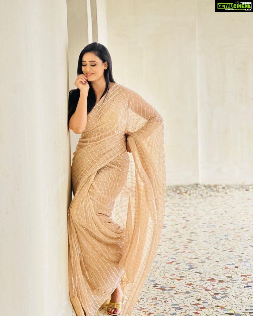 Shweta Tiwari Instagram - Outfit @vinitaparyaniofficial Styled by @stylingbyvictor @sohail__mughal___