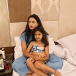 Shweta Tiwari Instagram - Staycation mode activated! Good vibe, good food, spacious and comfy stay, our noisy kids and their accommodating staff.. that’s all you need for a perfect staycation.. Which we found at @holidayinnmumbai @saptamiholidayinn #airporthotel #ihghotels #ihgonerewards#saptamiholidayinn #holidayinnmumbai #staycation