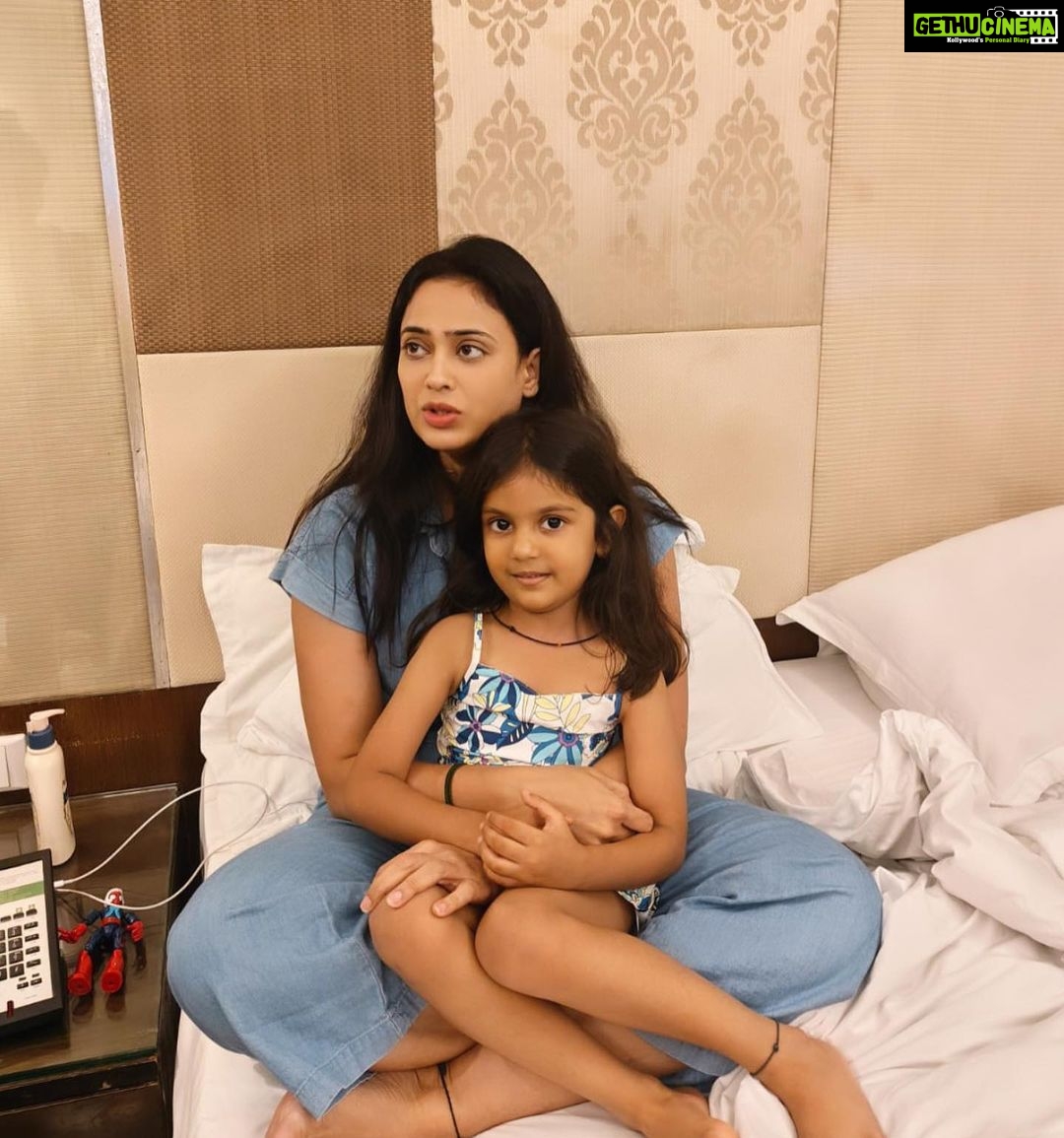 Shweta Tiwari Instagram - Staycation mode activated! Good vibe, good food, spacious and comfy stay, our noisy kids and their accommodating staff.. that’s all you need for a perfect staycation.. Which we found at @holidayinnmumbai @saptamiholidayinn #airporthotel #ihghotels #ihgonerewards#saptamiholidayinn #holidayinnmumbai #staycation