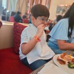 Shweta Tiwari Instagram - Staycation mode activated! Good vibe, good food, spacious and comfy stay, our noisy kids and their accommodating staff.. that’s all you need for a perfect staycation.. Which we found at @holidayinnmumbai @saptamiholidayinn #airporthotel #ihghotels #ihgonerewards#saptamiholidayinn #holidayinnmumbai #staycation