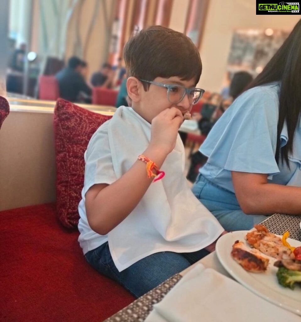 Shweta Tiwari Instagram - Staycation mode activated! Good vibe, good food, spacious and comfy stay, our noisy kids and their accommodating staff.. that’s all you need for a perfect staycation.. Which we found at @holidayinnmumbai @saptamiholidayinn #airporthotel #ihghotels #ihgonerewards#saptamiholidayinn #holidayinnmumbai #staycation